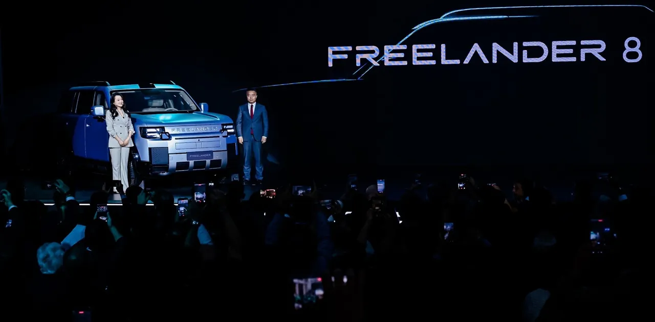 Freelander 8 diperkenalkan kepada seluruh tamu undangan Brand Night di Wuhu, Tiongkok. (CSI)