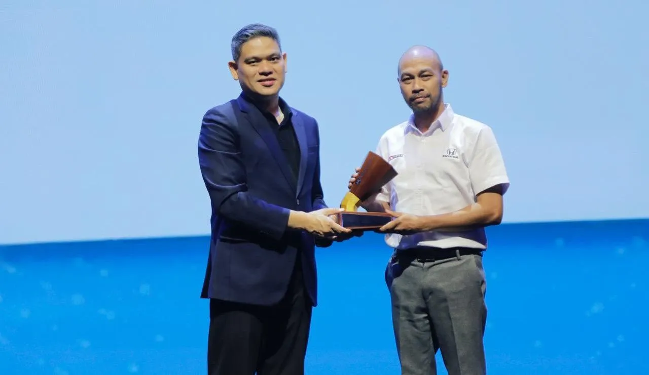 Prosesi Penyerahan WOW Brand 2026 sebagai brand mobil paling direkomendasikan tahun 2026. (HPM)