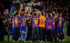 Hansi Flick Bawa Barcelona Juara LALIGA di Tengah Suasana Duka