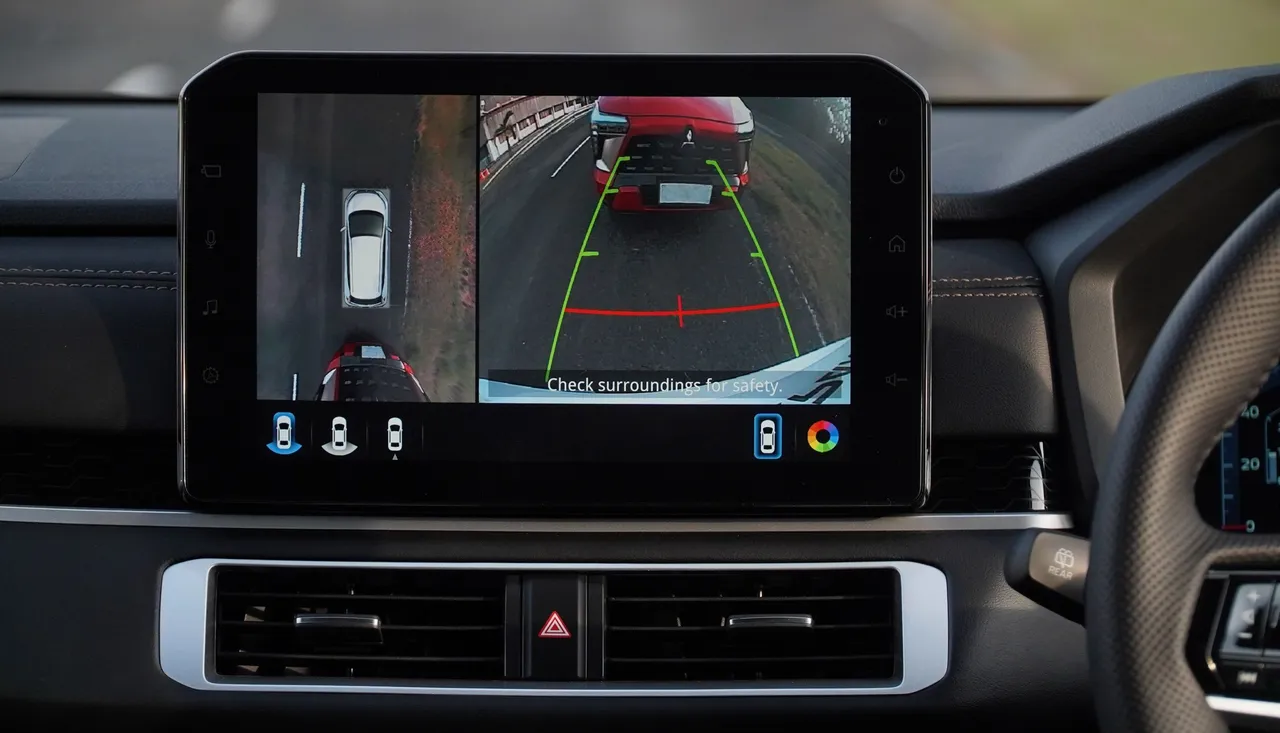 Fungsi Multi Around Monitor saat tersaji di layar displai. (Mitsubishi Motors)