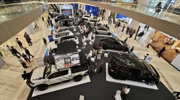 Indomobil Expo Surabaya 2026 menghadirkan deretan brand kendaraan listrik di bawah naungan Indomobil Group. (Indomobil Group)