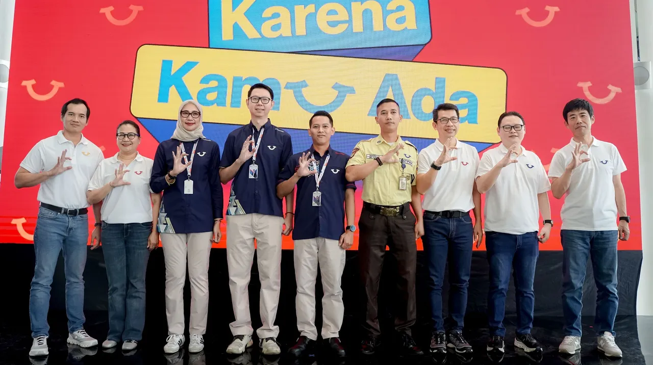 Manajemen ADM & AI-DSO berfoto bersama para frontliner. (ADM)