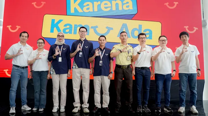 Manajemen ADM & AI-DSO berfoto bersama para frontliner. (ADM)