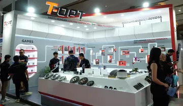 Booth brand suku cadang alternatif Toyota T-OPT di INAPA 2026. (TAM)