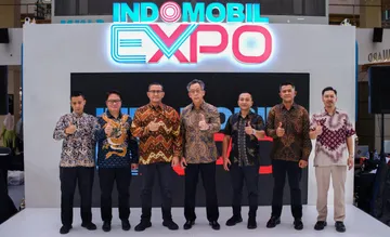 CEO Indomobil Dealership Group Santiko Wardoyo (Tengah) bersama jajaran Kepala Cabang Indomobil di Bandung. (Indomobil Group)