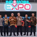 CEO Indomobil Dealership Group Santiko Wardoyo (Tengah) bersama jajaran Kepala Cabang Indomobil di Bandung. (Indomobil Group)
