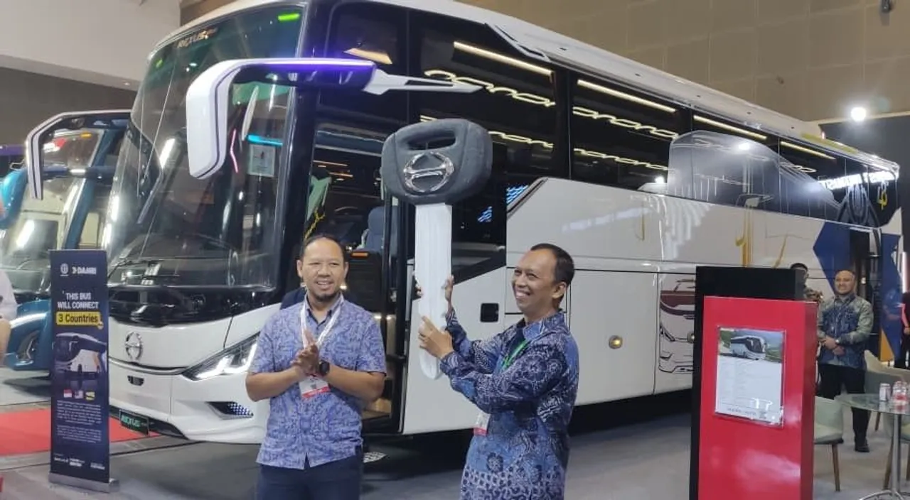 Hino dan DAMRI Siapkan Armada Bus ‘Trip 3 Negara’. (HMSI)