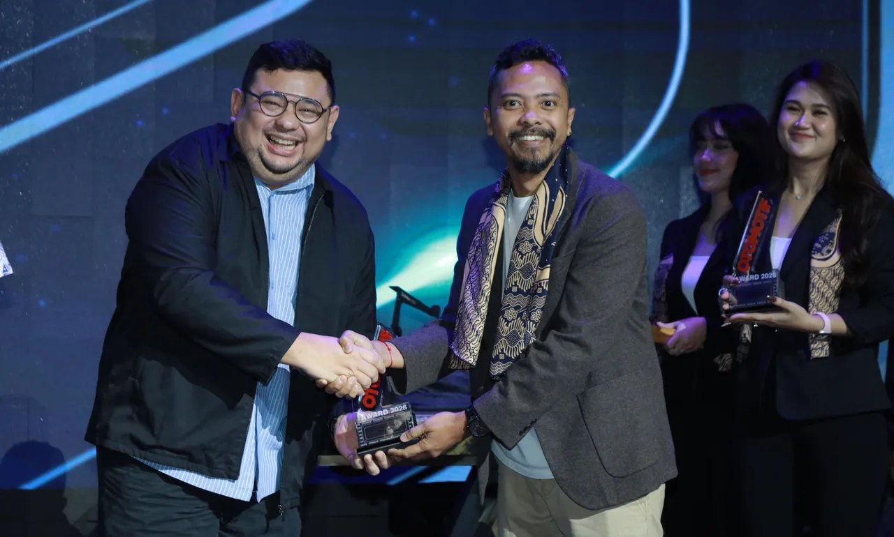 Head of Brand and Marketing Chery Business Unit Arthur Panggabean menerima penghargaan “The Best Medium SUV EV” untuk Chery J6T oleh Editor & Car Reviewer OTOMOTIF, Trybowo Laksono. (CSI)