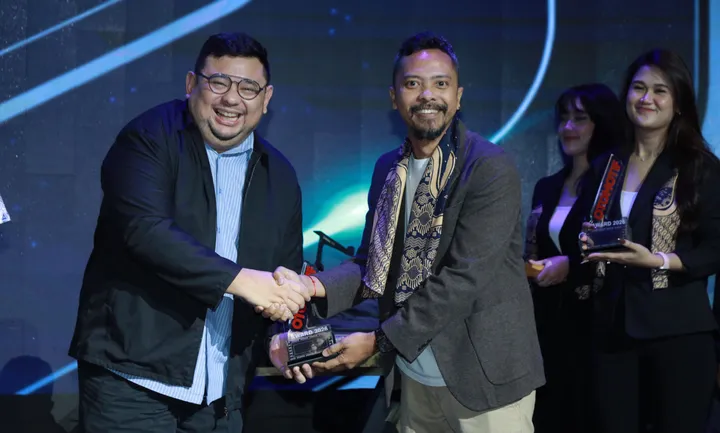 Head of Brand and Marketing Chery Business Unit Arthur Panggabean menerima penghargaan “The Best Medium SUV EV” untuk Chery J6T oleh Editor & Car Reviewer OTOMOTIF, Trybowo Laksono. (CSI)