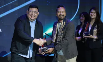 Head of Brand and Marketing Chery Business Unit Arthur Panggabean menerima penghargaan “The Best Medium SUV EV” untuk Chery J6T oleh Editor & Car Reviewer OTOMOTIF, Trybowo Laksono. (CSI)