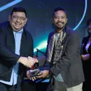 Head of Brand and Marketing Chery Business Unit Arthur Panggabean menerima penghargaan “The Best Medium SUV EV” untuk Chery J6T oleh Editor & Car Reviewer OTOMOTIF, Trybowo Laksono. (CSI)