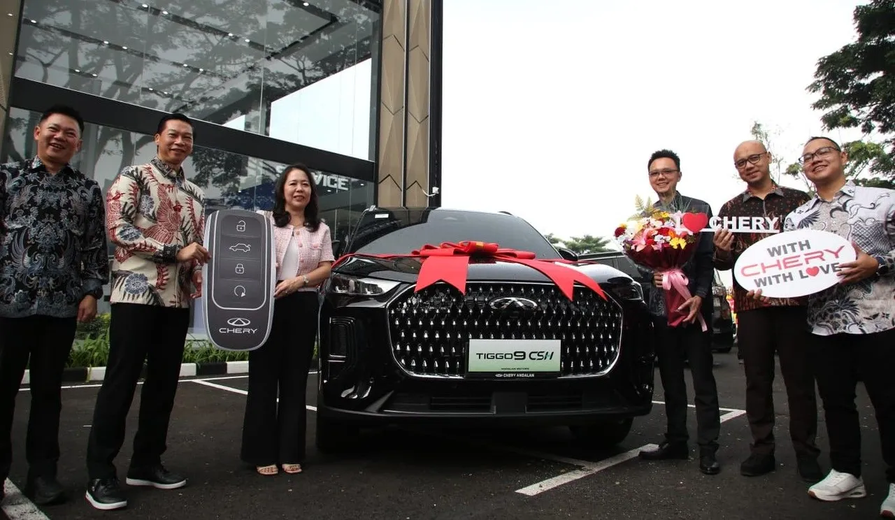 Manajemen PT Chery Sales Indonesia (CSI) dan Andalan Motors melakukan seremoni serah terima unit Tiggo 9 CSH kepada salah satu konsumen pertama di Bandung saat rangkaian acara peresmian Chery Andalan Pasteur. (CSI)