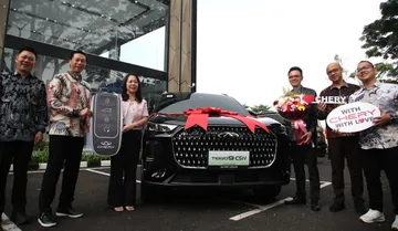 Manajemen PT Chery Sales Indonesia (CSI) dan Andalan Motors melakukan seremoni serah terima unit Tiggo 9 CSH kepada salah satu konsumen pertama di Bandung saat rangkaian acara peresmian Chery Andalan Pasteur. (CSI)