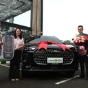 Manajemen PT Chery Sales Indonesia (CSI) dan Andalan Motors melakukan seremoni serah terima unit Tiggo 9 CSH kepada salah satu konsumen pertama di Bandung saat rangkaian acara peresmian Chery Andalan Pasteur. (CSI)