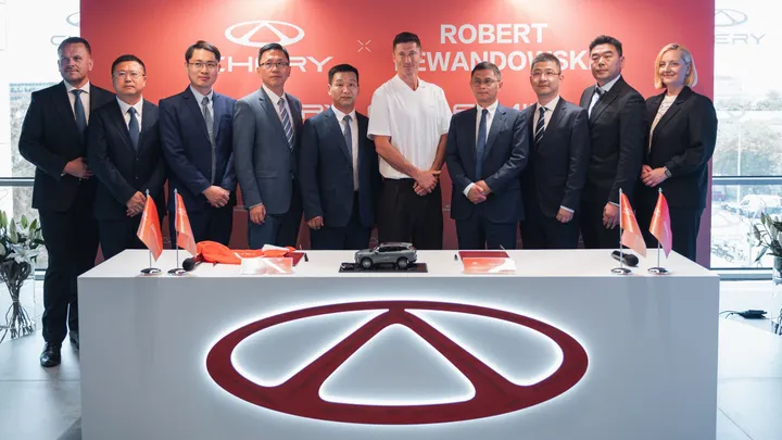 Penyerahan unit TIGGO 9 CSH kepada Robert Lewandowski. (CSI)