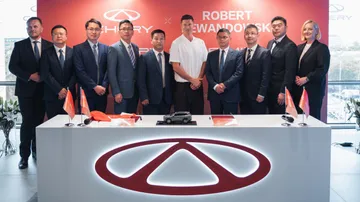 Penyerahan unit TIGGO 9 CSH kepada Robert Lewandowski. (CSI)