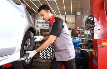 Pastikan kelayakan kondisi ban kendaraan sebelum melakukan perjalanan liburan sekolah. (Bridgestone Indonesia)