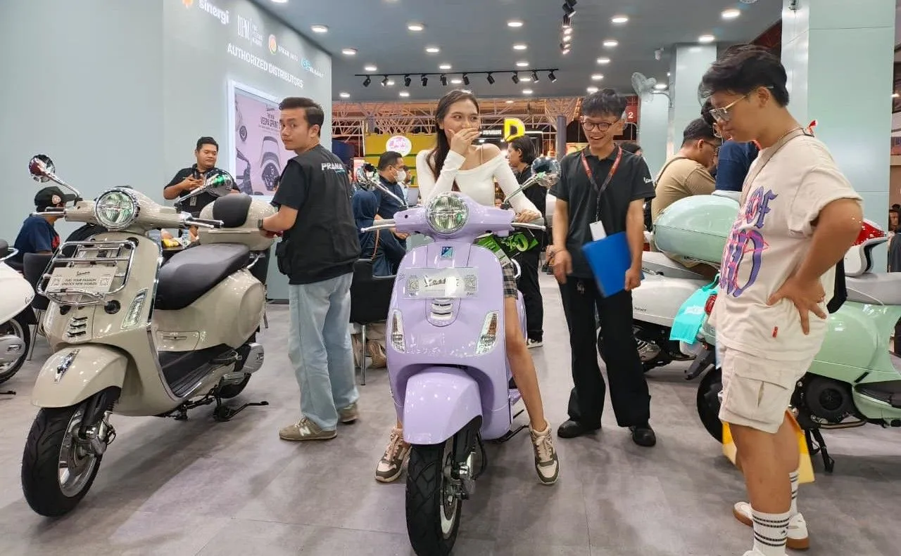 Booth Vespa di Jakarta Fair Kemayoran 2026 ramai dikunjungi masyarakat. (PID)