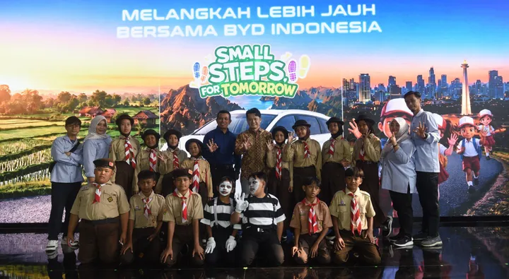BYD Indonesia perluas program “Small Steps for Tomorrow” melalui setiap kendaraan yang terjual untuk dukung kebutuhan sekolah di berbagai wilayah Indonesia. (BYD Indonesia)