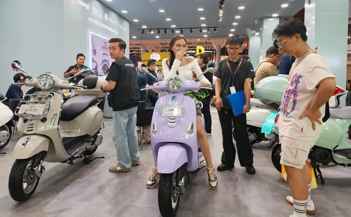 Booth Vespa di Jakarta Fair Kemayoran 2026 ramai dikunjungi masyarakat. (PID)