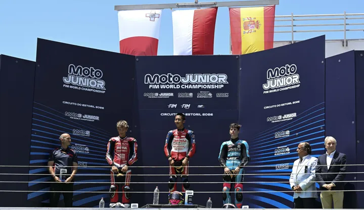 Ramadhipa mencatat sejarah gemilang untuk Indonesia dengan menyabet podium tertinggi di putaran kedua Moto3 Junior World Championship 2026. (AHM)