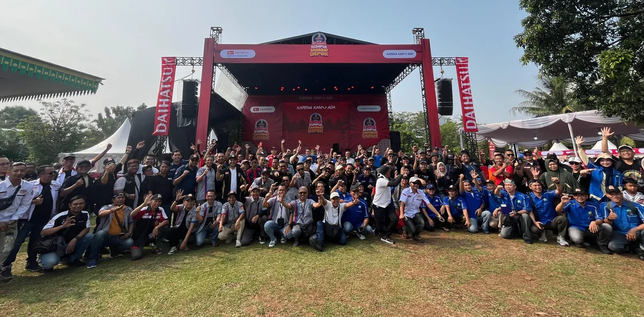 21 Klub resmi Daihatsu dan komunitas motor berfoto bersama manajemen Daihatsu. (ADM)