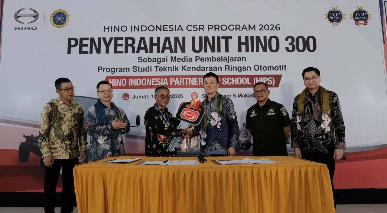 Hino Serahkan Truk Hino 300 kepada SMKN 5 Makassar. (HMSI)