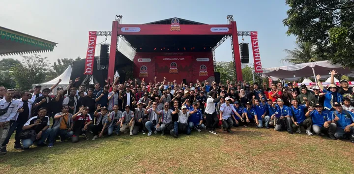 21 Klub resmi Daihatsu dan komunitas motor berfoto bersama manajemen Daihatsu. (ADM)
