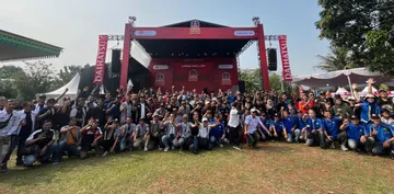 21 Klub resmi Daihatsu dan komunitas motor berfoto bersama manajemen Daihatsu. (ADM)
