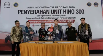 Hino Serahkan Truk Hino 300 kepada SMKN 5 Makassar. (HMSI)