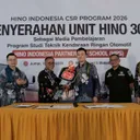 Hino Serahkan Truk Hino 300 kepada SMKN 5 Makassar. (HMSI)