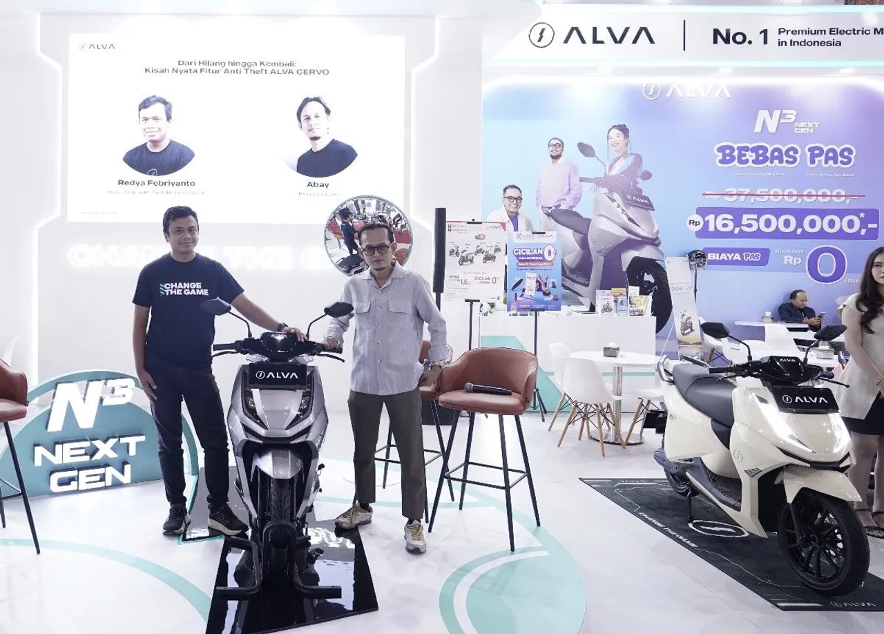 Head of Digital Product, Engineering and Information Technology ALVA Redya Febriyanto (kiri) bersama pengguna ALVA CERVO Q Abay di JFK 2026, (ALVA)