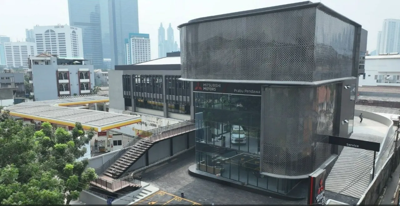 Mitsubishi Motors Prabu Satrio berada di Kuningan yang merupakan area pusat kantor grade A yang dijuluki “Segitiga Emas Jakarta”. (MMKSI)