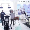 Head of Digital Product, Engineering and Information Technology ALVA Redya Febriyanto (kiri) bersama pengguna ALVA CERVO Q Abay di JFK 2026, (ALVA)