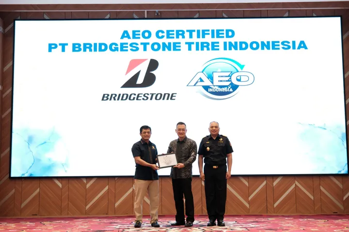 Presdir Bridgestone Indonesia Mukiat Sutikno (tengah), menerima sertifikat AEO dari Dirjen Bea dan Cukai Djaka Budhi Utama. (Bridgestone Indonesia)