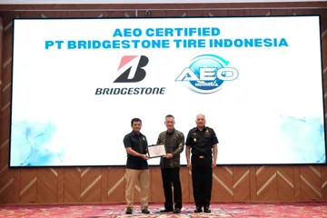 Presdir Bridgestone Indonesia Mukiat Sutikno (tengah), menerima sertifikat AEO dari Dirjen Bea dan Cukai Djaka Budhi Utama. (Bridgestone Indonesia)