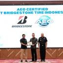 Presdir Bridgestone Indonesia Mukiat Sutikno (tengah), menerima sertifikat AEO dari Dirjen Bea dan Cukai Djaka Budhi Utama. (Bridgestone Indonesia)