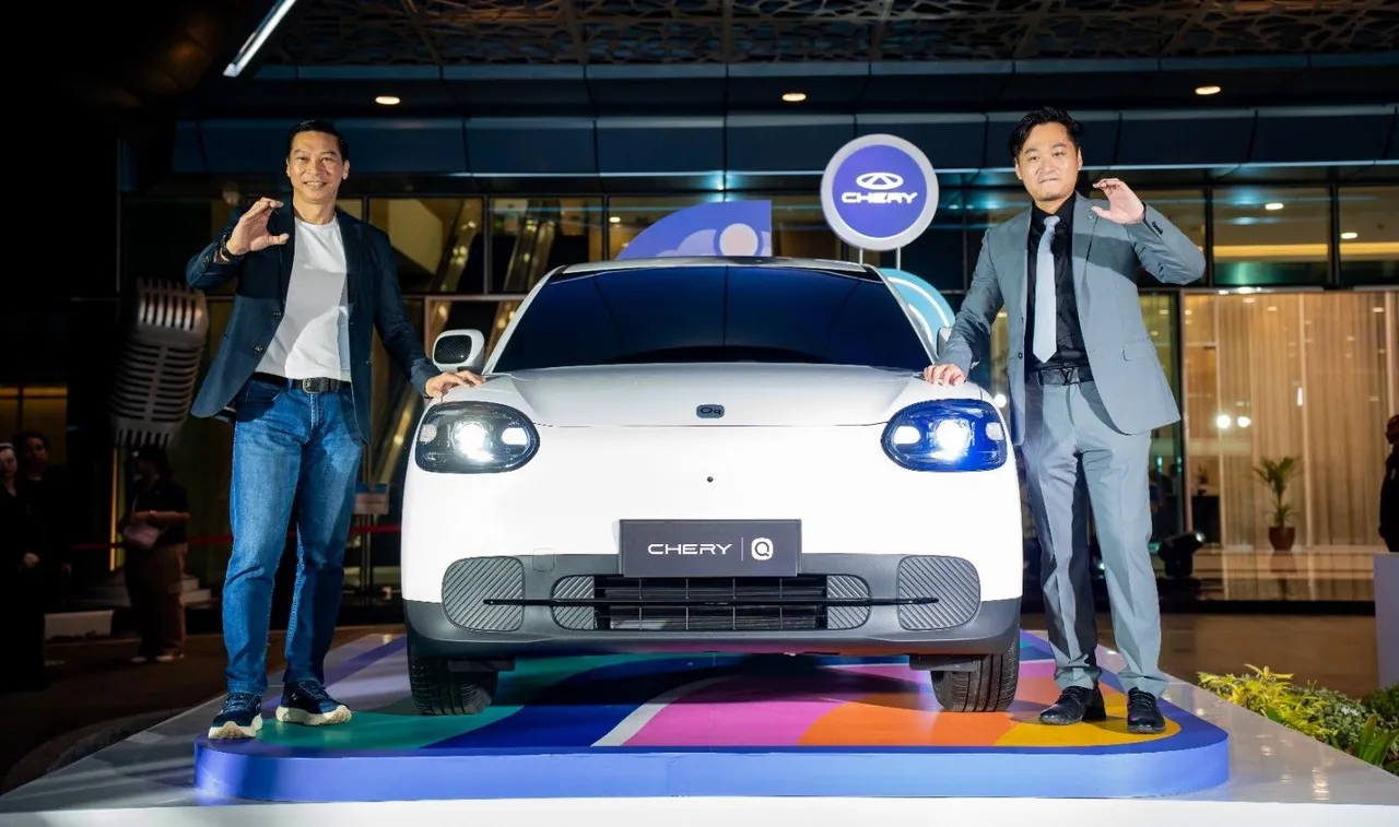 Vice Country Director Chery Business Unit Budi Darmawan Jantania dan President Director Chery Group Indonesia Zeng Shuo berfoto bersama Chery Q. (CSI)