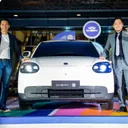 Vice Country Director Chery Business Unit Budi Darmawan Jantania dan President Director Chery Group Indonesia Zeng Shuo berfoto bersama Chery Q. (CSI)