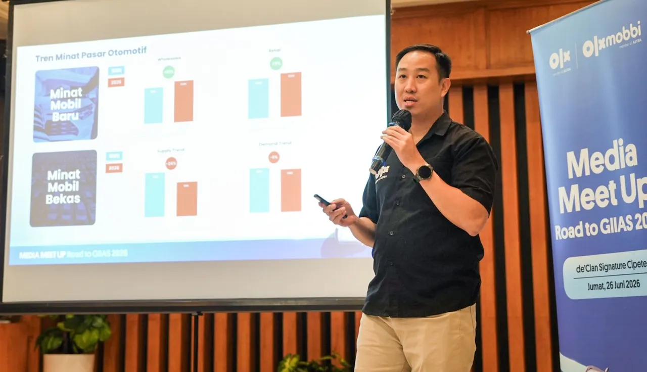 Direktur OLX Agung Iskandar saat mempresentasikan pergeseran tren masyarakat dalam cara memilih mobil. (OLX)