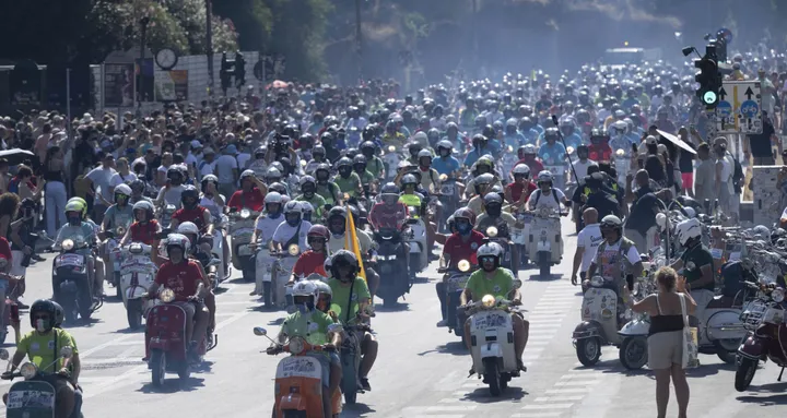 Parade Vespa meriahkan perayaan ulang tahun ke-80 di jantung Kota Roma. (PID)