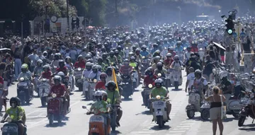 Parade Vespa meriahkan perayaan ulang tahun ke-80 di jantung Kota Roma. (PID)