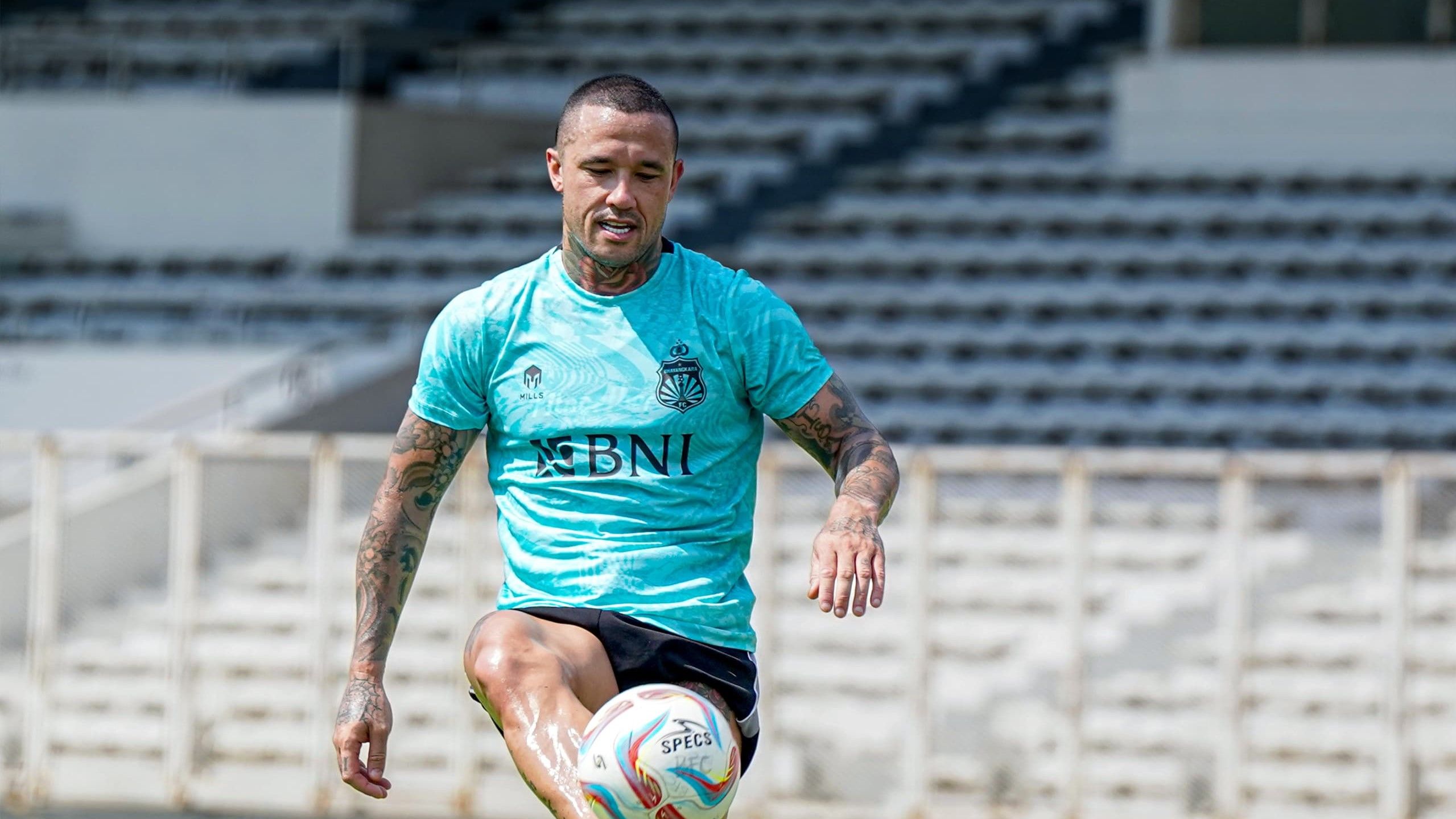 Radja Nainggolan sinyalkan bawah PSSI harusnya menaturalisasi pemain bintang untuk timnas Indonesia dan bukannya yang masih muda tanpa pengalaman.