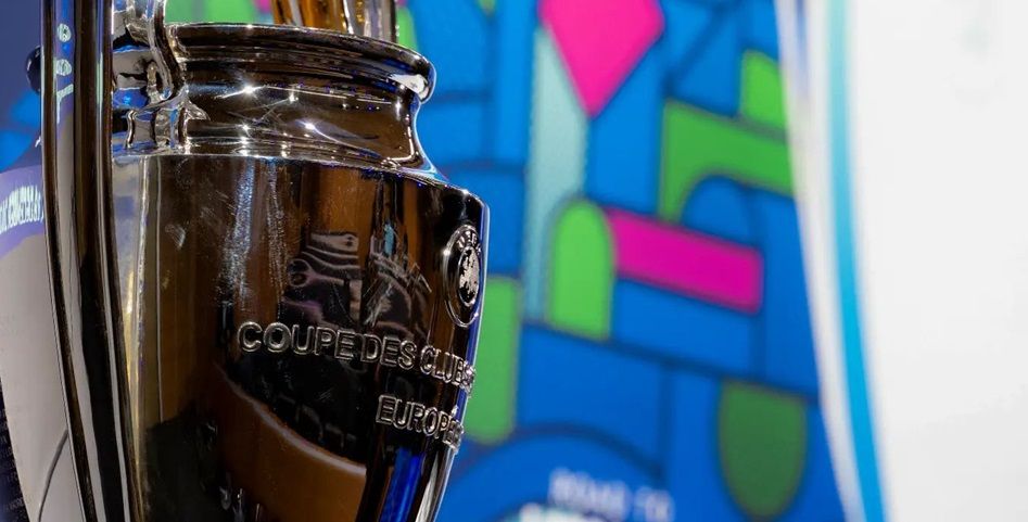 Trofi Liga Champions yang dihadirkan saat drawing 16 besar di Nyon, Swiss, 18 Desember 2023