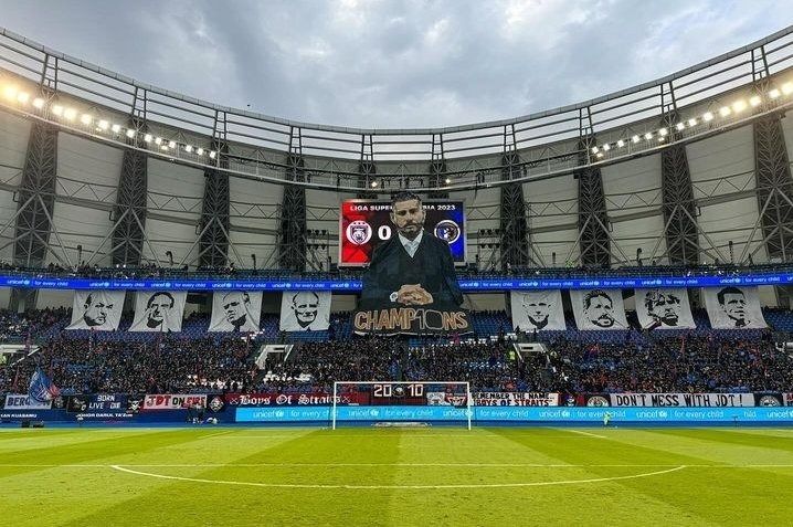 Ada Foto Pelatih dan Eks Pelatih Persib di Stadion JDT