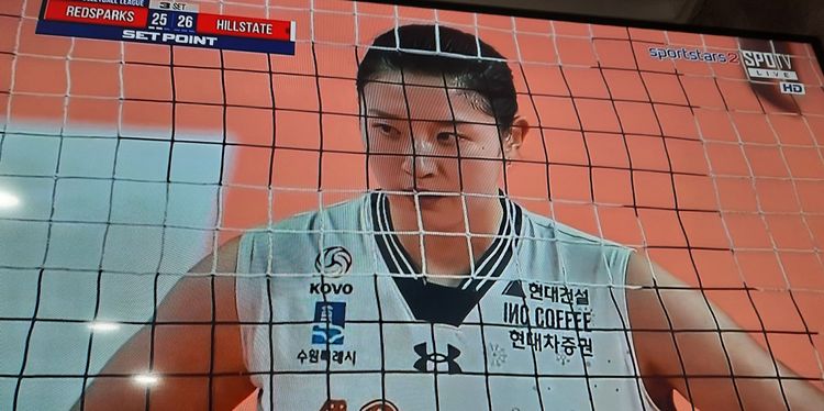 Lee Da Hyeon, pemain Hyundai E&C Hillstate yang wajahnya terkena bola spike Megawati Hangestri