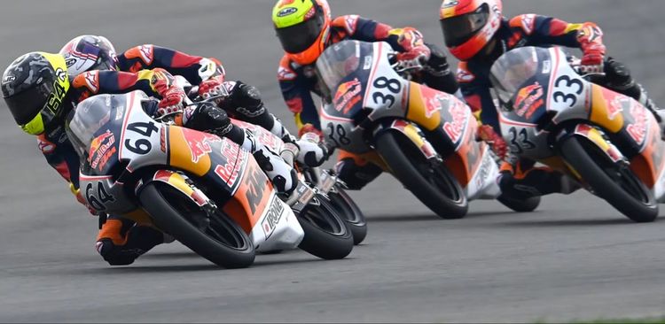 Pembalap muda beraksi di ajang Red Bull Rookies Cup.