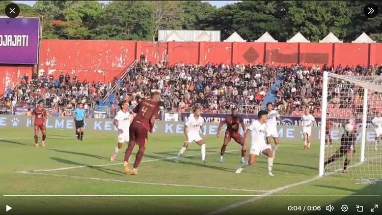 Tangkapan layar proses terjadinya gol kontroversial Yuran Fernandes ke gawang Persik Kediri.