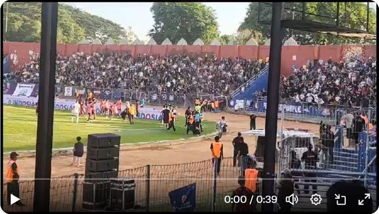 Stadion Brawijaya Ricuh di laga Persik Kediri vs PSM Makassar, Senin, 18 Desember 2023.