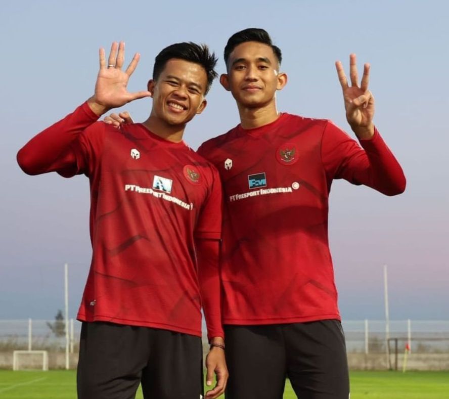 Rizky Ridho dan Edo Febriansah Pose Tiga dan Lima Jari